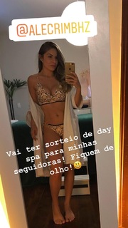 Renata Dávila feet photo thumbnail