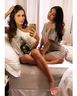 Renata Dávila feet photo thumbnail