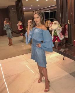 Renata Dávila feet photo thumbnail