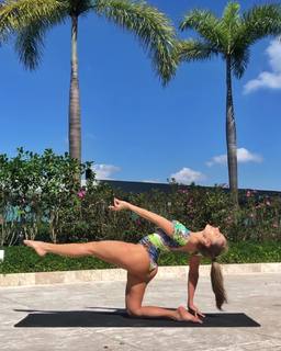 Renata Dávila feet photo thumbnail