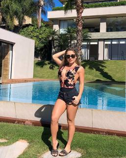 Renata Dávila feet photo thumbnail