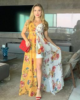 Renata Dávila feet photo thumbnail