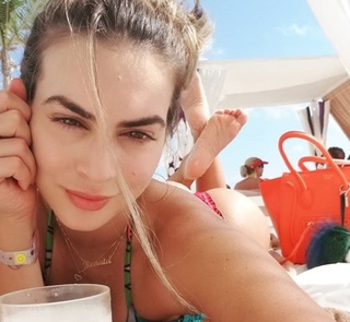 Renata Molinaro feet photo 9