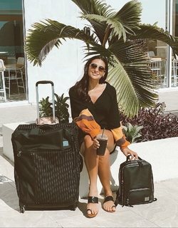 Renata Notni feet photo thumbnail