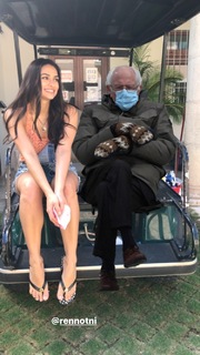 Renata Notni feet photo thumbnail