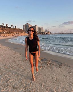 Renata Notni feet photo thumbnail