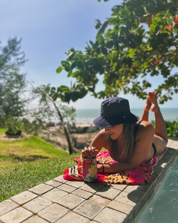 Renata Saldanha feet photo thumbnail