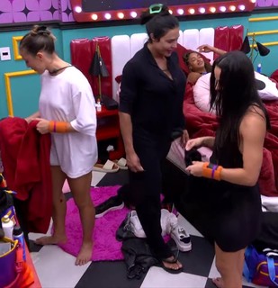 Renata Saldanha feet photo thumbnail