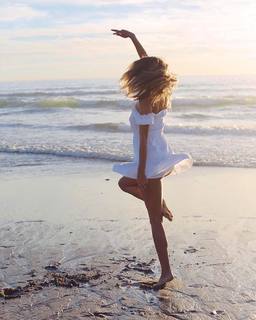 Renee Bargh feet photo 5