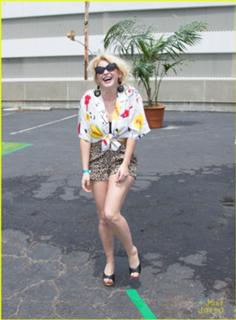 Renee Olstead feet photo thumbnail