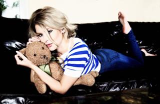Renee Olstead feet photo thumbnail