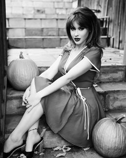 Renee Olstead feet photo thumbnail