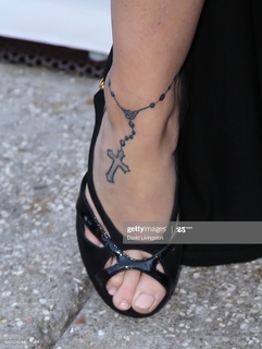 Renee Olstead feet photo thumbnail