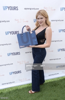 Renee Olstead feet photo thumbnail
