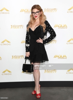 Renee Olstead feet photo thumbnail