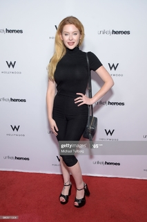 Renee Olstead feet photo thumbnail