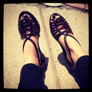 Renee Olstead feet photo thumbnail