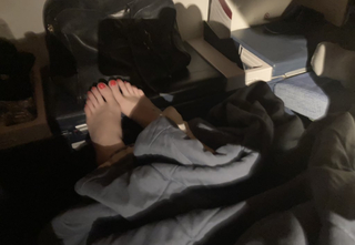 Renee Olstead feet photo thumbnail
