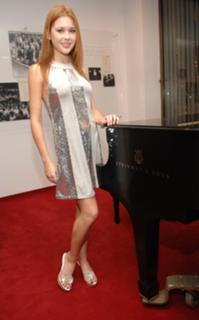 Renee Olstead feet photo thumbnail