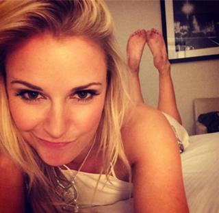 Renee Paquette feet photo thumbnail
