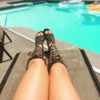 Renee Paquette feet photo thumbnail