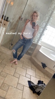 Renee Paquette feet photo thumbnail