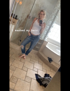 Renee Paquette feet photo thumbnail