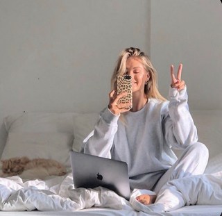 Reneé Rapp feet photo thumbnail