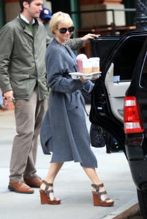 Renée Zellweger feet photo thumbnail