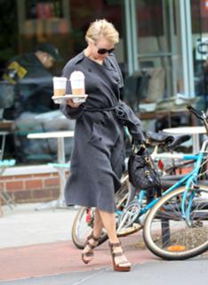 Renée Zellweger feet photo thumbnail