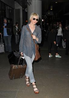 Renée Zellweger feet photo thumbnail