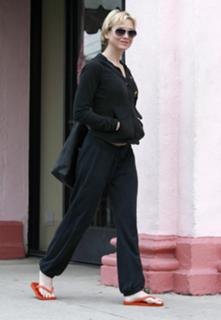 Renée Zellweger feet photo thumbnail