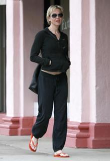 Renée Zellweger feet photo thumbnail