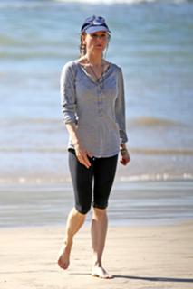 Renée Zellweger feet photo thumbnail