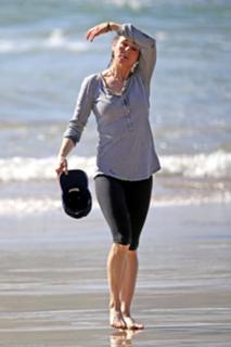 Renée Zellweger feet photo thumbnail