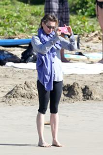 Renée Zellweger feet photo thumbnail