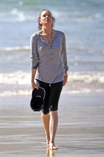 Renée Zellweger feet photo thumbnail