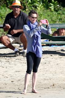 Renée Zellweger feet photo thumbnail