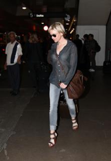 Renée Zellweger feet photo thumbnail