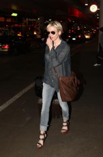 Renée Zellweger feet photo thumbnail