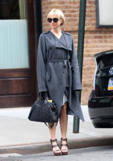Renée Zellweger feet photo thumbnail