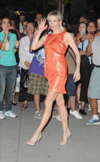 Renée Zellweger feet photo thumbnail