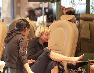 Renée Zellweger feet photo thumbnail