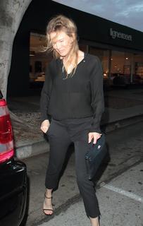 Renée Zellweger feet photo thumbnail