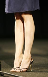 Renée Zellweger feet photo thumbnail
