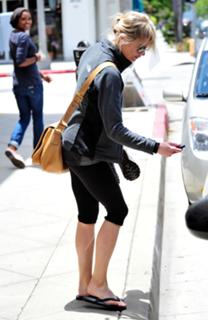 Renée Zellweger feet photo thumbnail