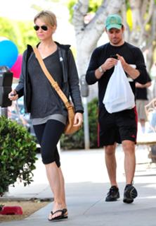 Renée Zellweger feet photo thumbnail