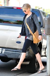 Renée Zellweger feet photo thumbnail
