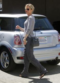 Renée Zellweger feet photo thumbnail