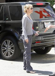 Renée Zellweger feet photo thumbnail